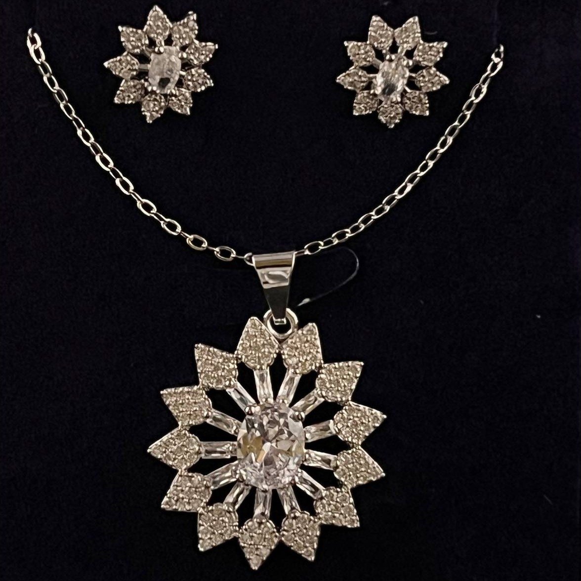 نیم ست گردنبند و گوشواره طرح جواهری نگین دار زنانه طرح آویز اشکی تنوع طرح رنگ ثابت کد ki (پس کرایه)