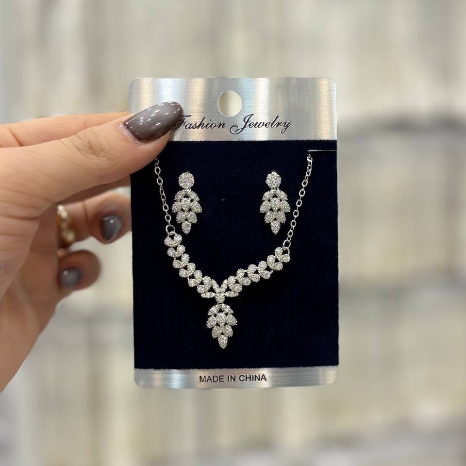 نیم ست گردنبند و گوشواره طرح جواهری طرح نگین اشک قرمز رنگ ثابت با تنوع طرح و مدل کدgy