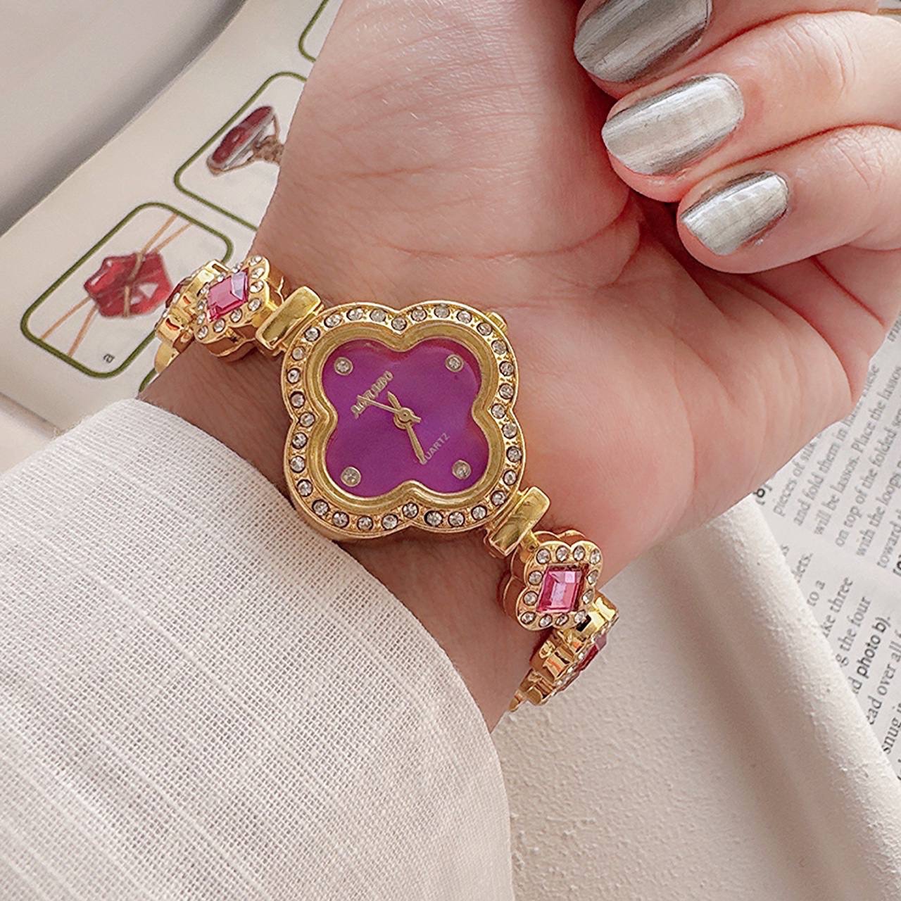 ست ساعت دخترانه و زنانه جواهری ونکلیف بهمراه ست گردنبندو گوشواره ودستبند ارسال رایگان